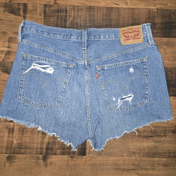 Levi's 501 Mid-Rise Distressed Cutoff Denim Shorts, Size W31 - Picture 2 of 6